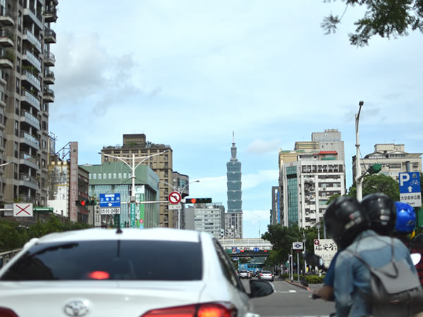 タクシーの中から見た台北101