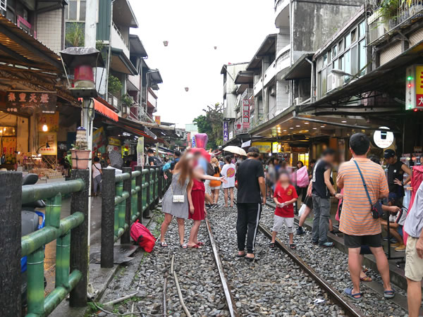 台湾 台北 十分 シーフェン でランタン飛ばし 値段や流れを紹介 子連れで行く海外旅行のブログ