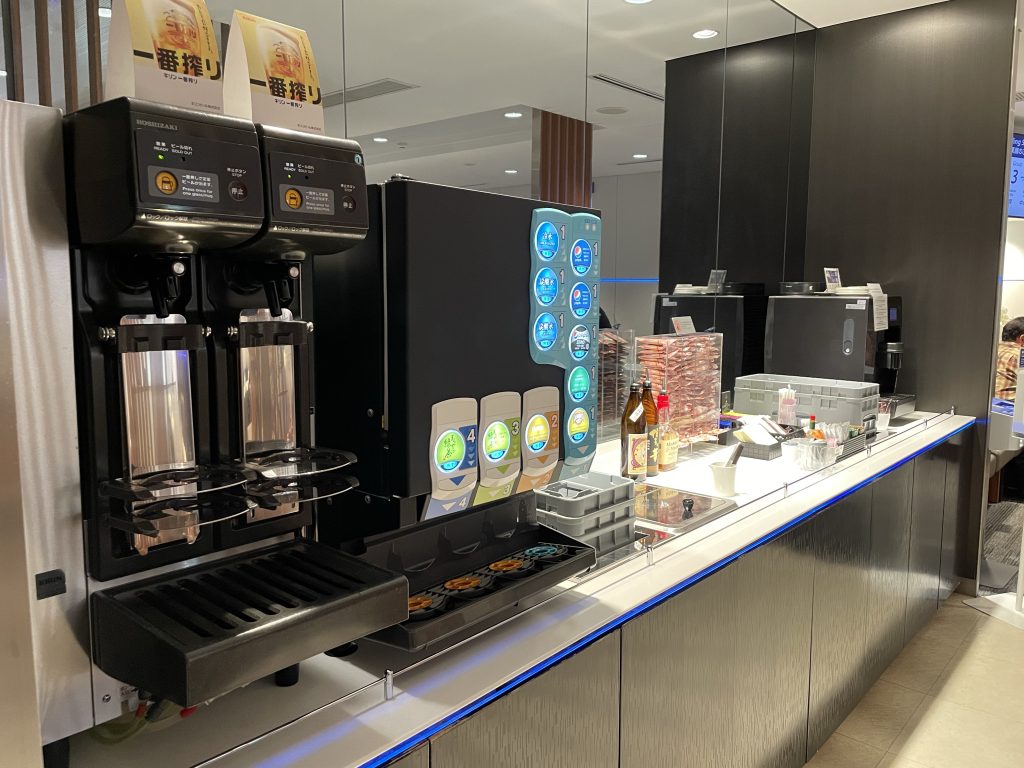 小松空港ANAラウンジのドリンクコーナー