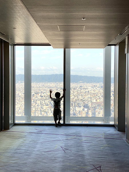 大阪マリオット都ホテル客室階エレベーターホールから見える眺望