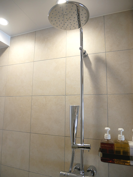 ソラリア西鉄ホテル福岡の大きなシャワーヘッドのバスルーム
