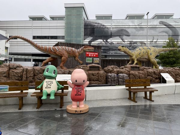 恐竜がたくさんの福井駅