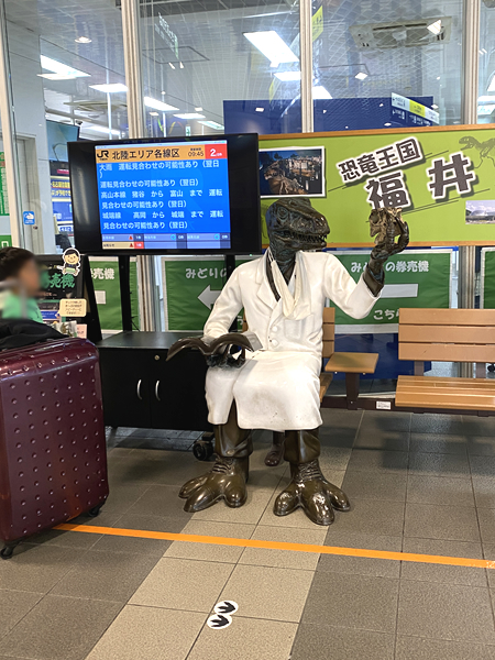 恐竜がたくさんの福井駅