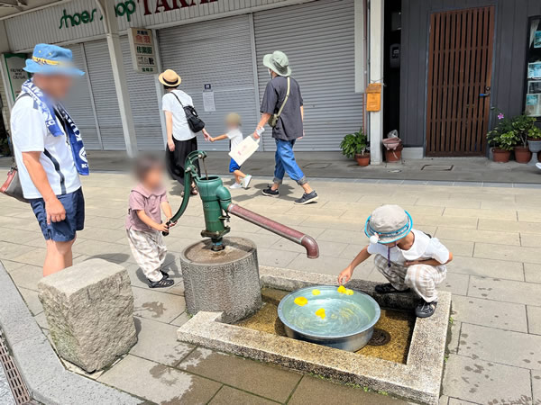 水木しげるロードで井戸汲み体験