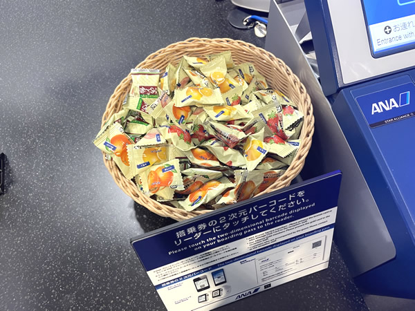 小松空港ANAラウンジの飴
