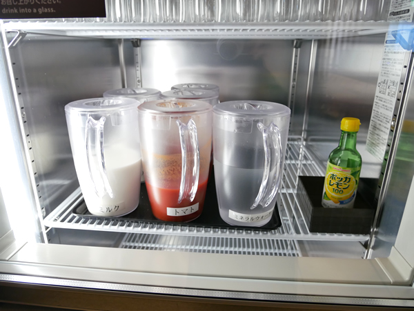 小松空港ANAラウンジの冷蔵庫内のドリンク