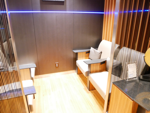 小松空港ANAラウンジのボックス席