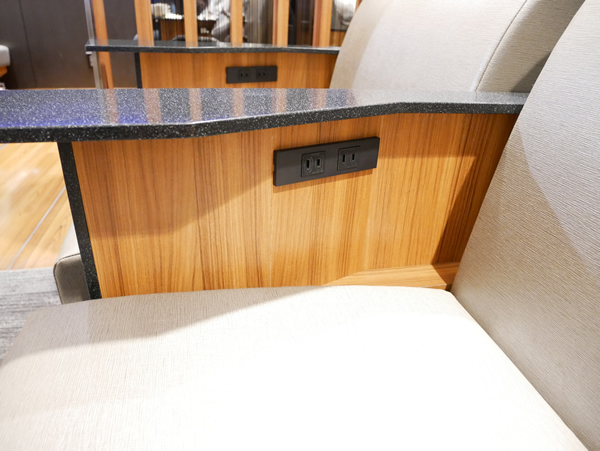 小松空港ANAラウンジの座席のコンセント