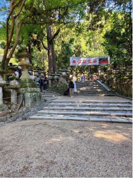 奈良公園の春日大社の階段