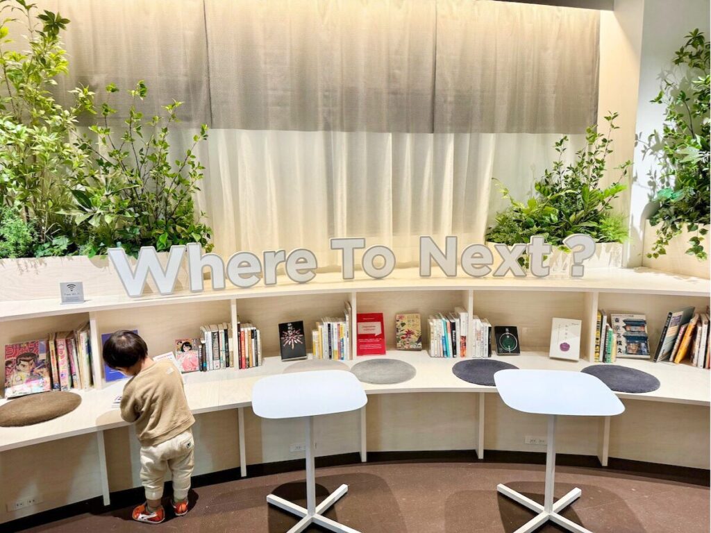 漫画や雑誌などが並ぶ東急ステイ池袋のロビー