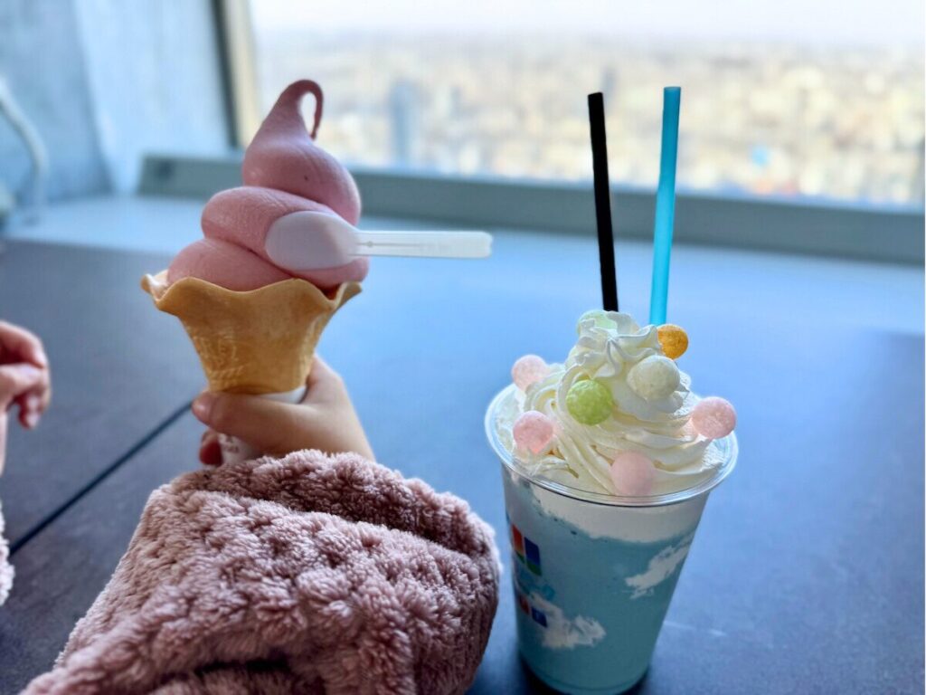 池袋サンシャインシティ・てんぼうパークのカフェでアイスクリーム