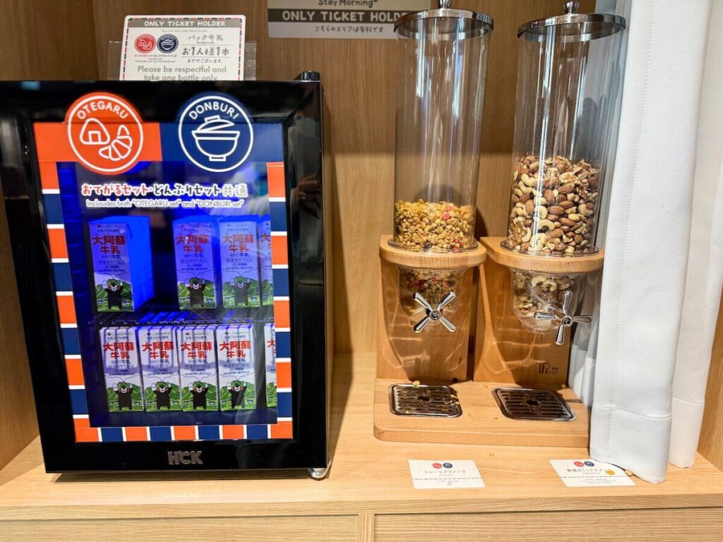 牛乳とグラノーラ、ミックスナッツ(東急ステイ池袋)