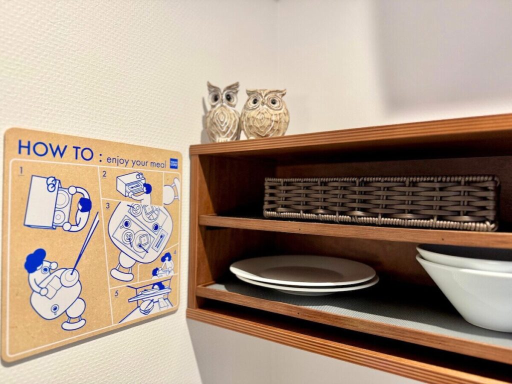 東急ステイ池袋の客室の棚の隅っこにいるフクロウ