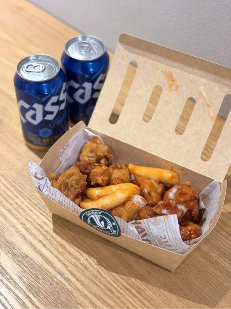 明洞の露店で購入したチキンとトッポギ