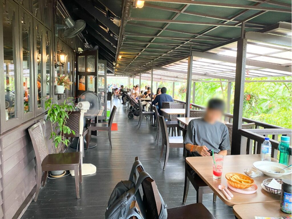 KLバードパーク内レストランHornbill Restaurantのテラス席