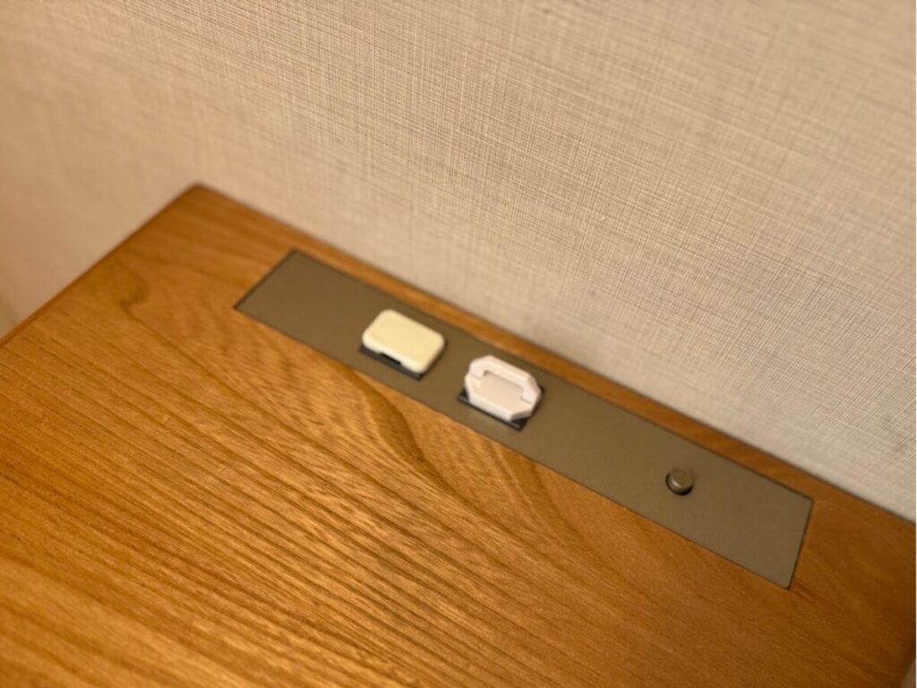 ホテル・アンドルームス大阪本町のコンセントカバー