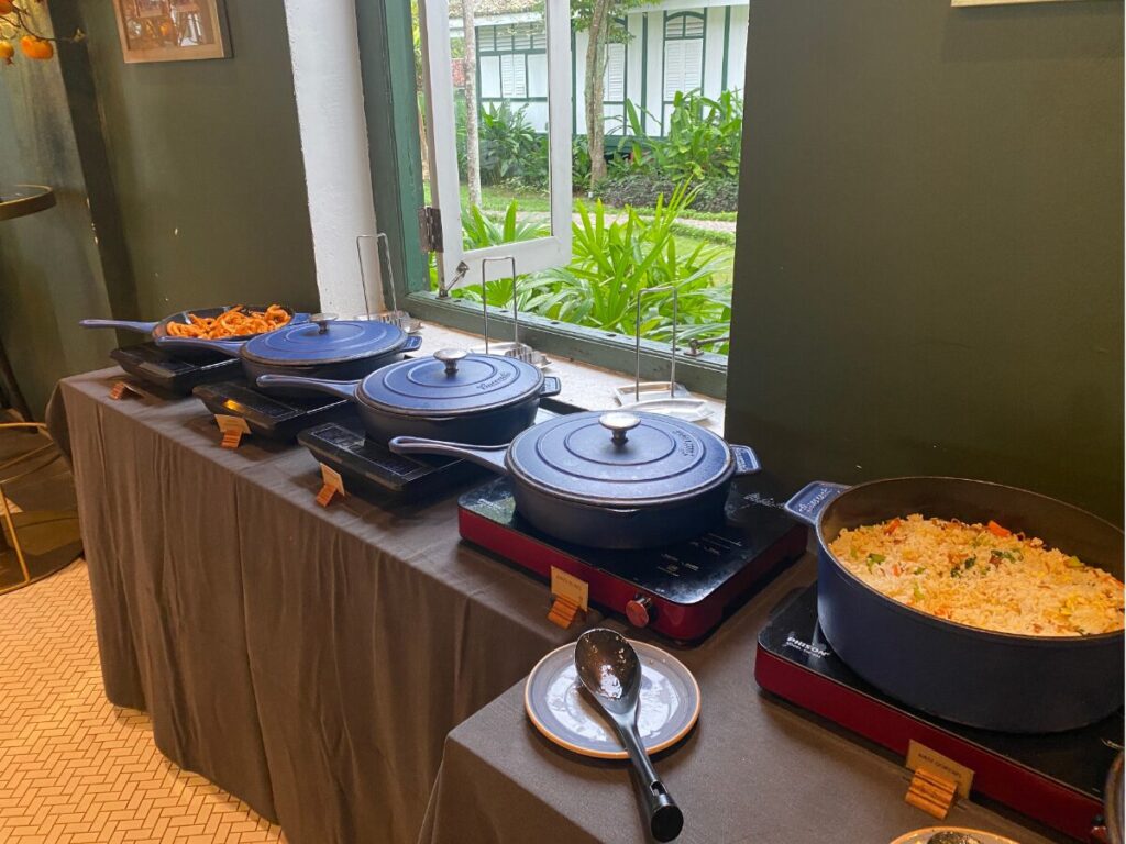 テンプルツリーリゾート・ランカウイ (Temple Tree Resort Langkawi)の朝食のホットミールコーナー