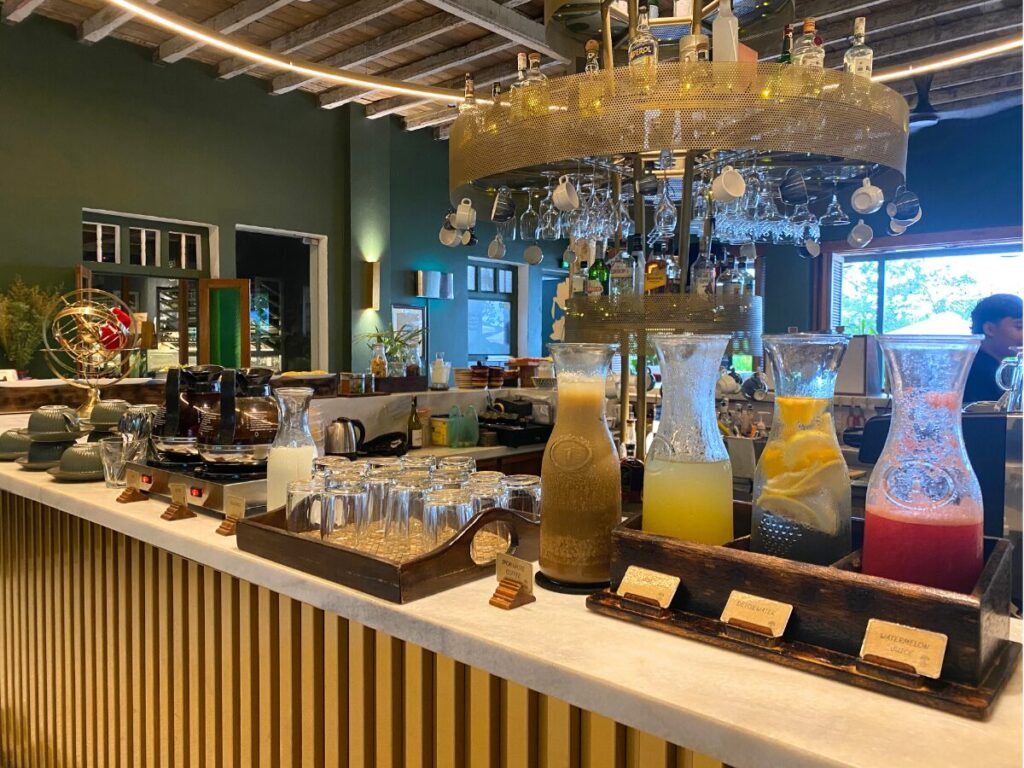 テンプルツリーリゾート・ランカウイ (Temple Tree Resort Langkawi)朝食のドリンクコーナー