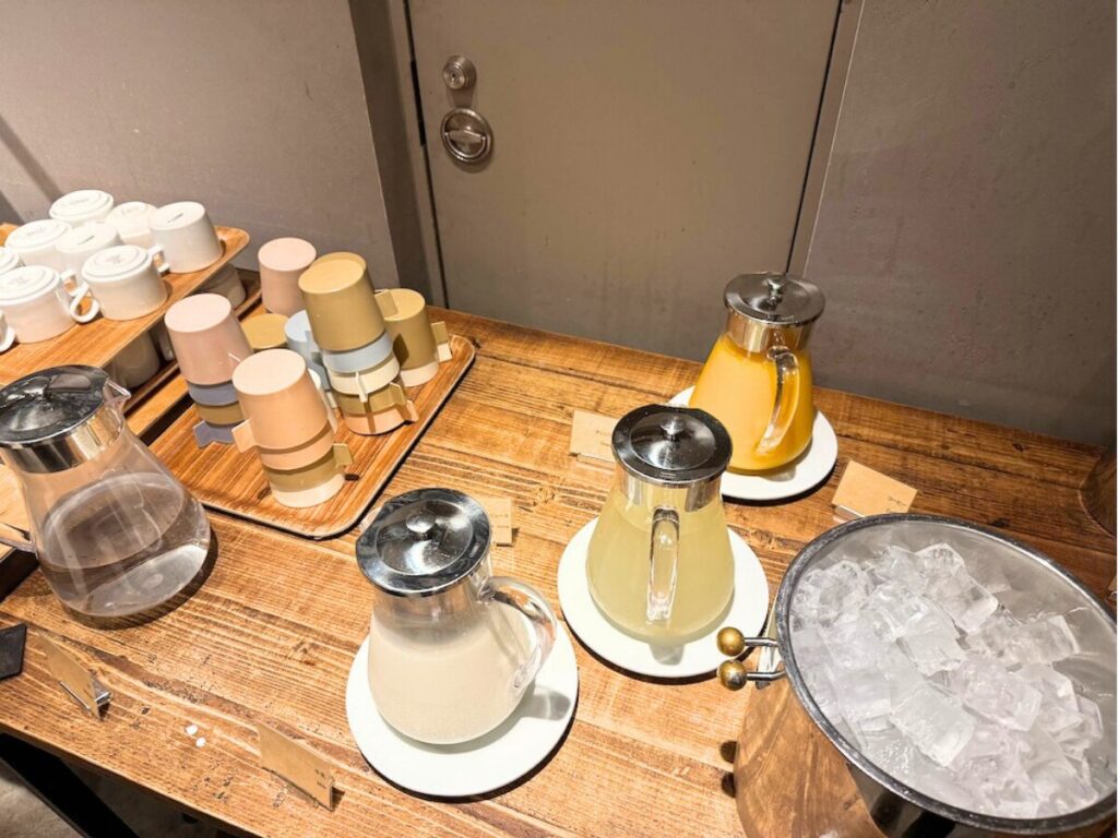 ホテル・アンドルームス大阪本町の朝食のスープとドリンク(セルフ)