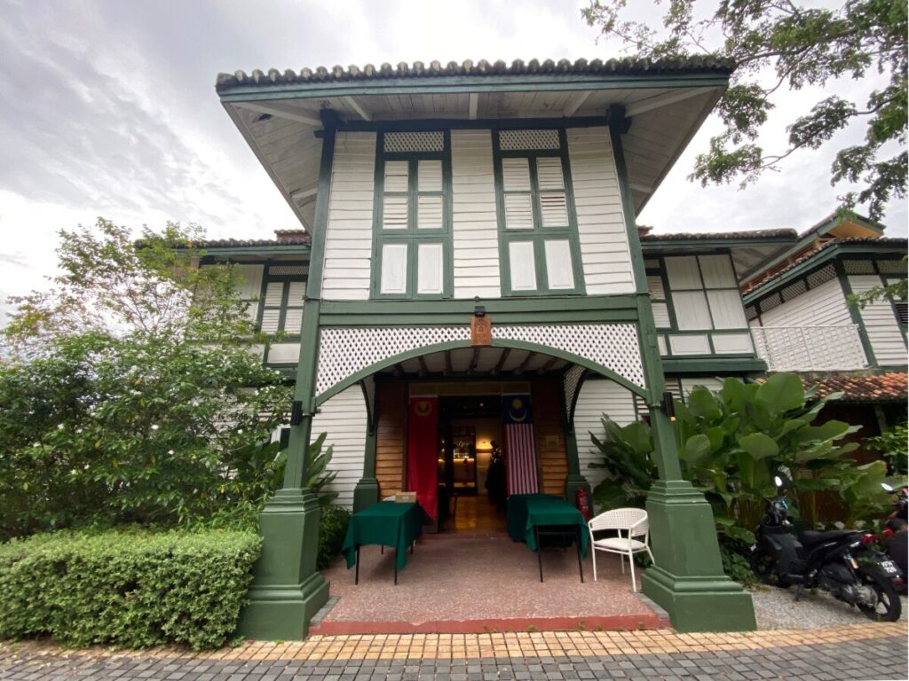 テンプルツリーリゾート・ランカウイ (Temple Tree Resort Langkawi)のホテルのエントランスであるイポー館