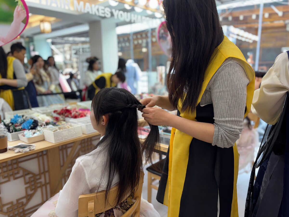 韓服男（ハンボクナム）でヘアセット中