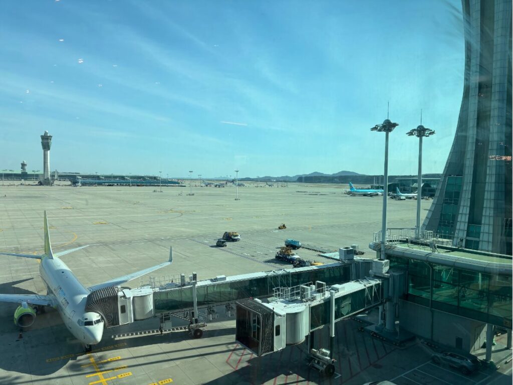 仁川空港第2ターミナルのフードコートからの景色