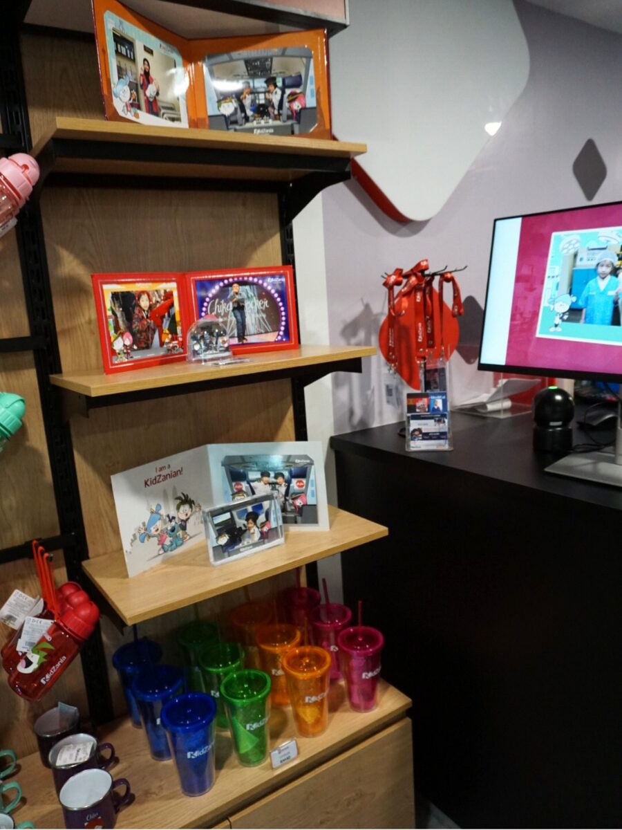 マレーシアのキッザニアクアラルンプール写真購入カウンター