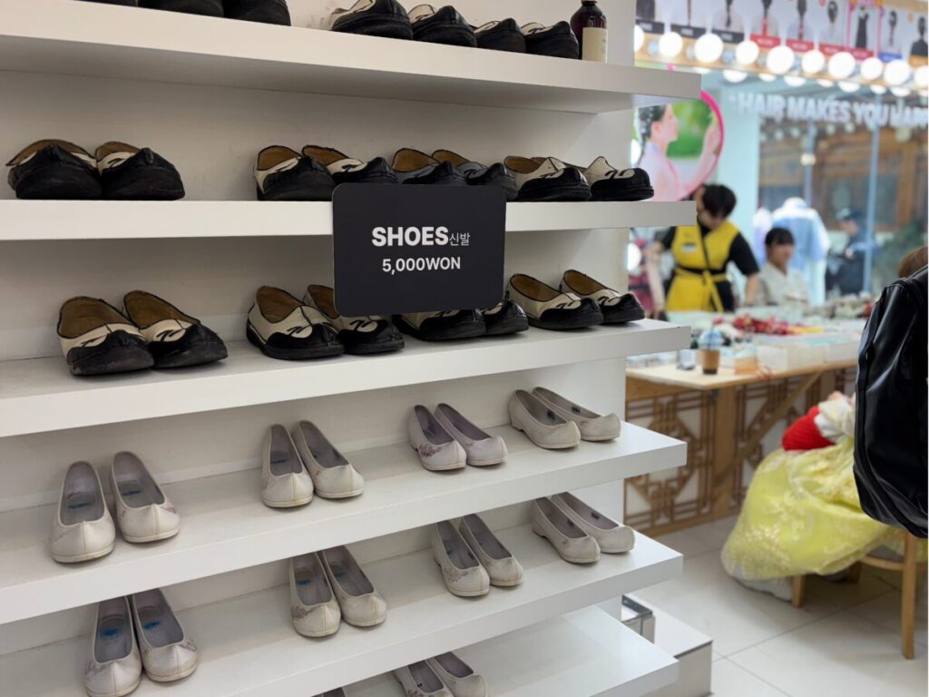 韓服男（ハンボクナム）のシューズレンタル