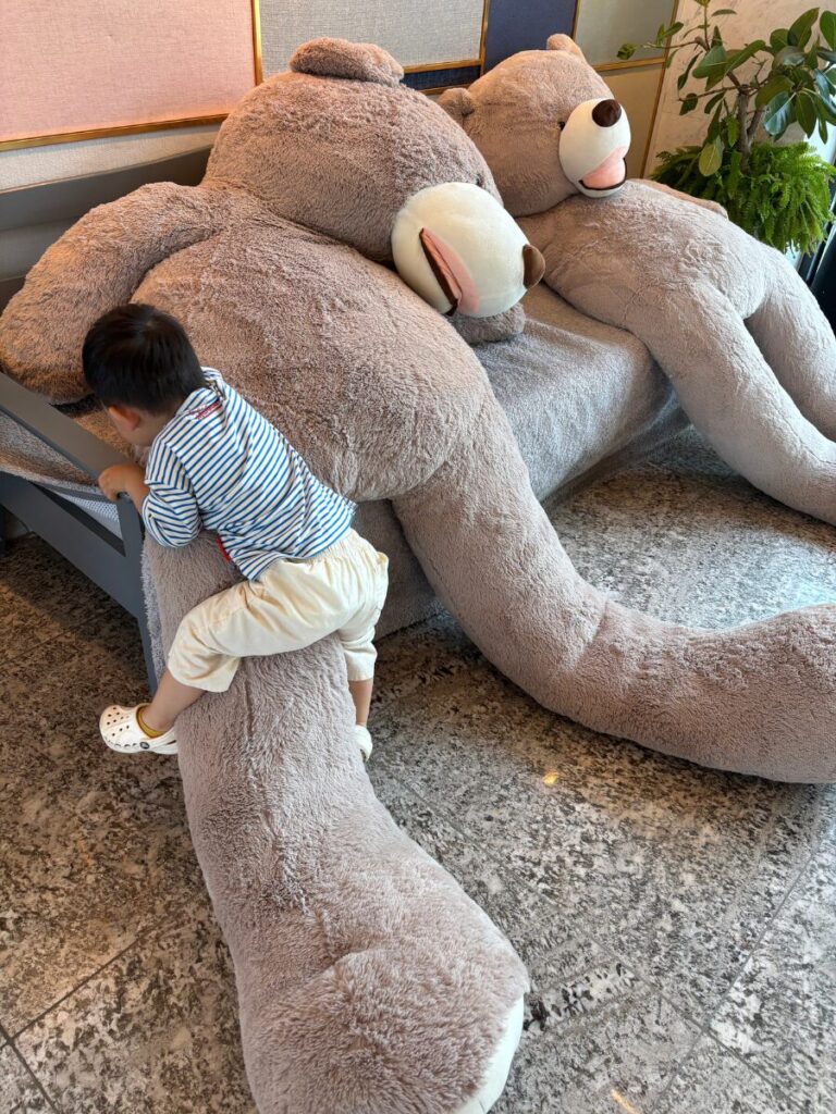 JNパークホテルのフロントのくまのぬいぐるみ