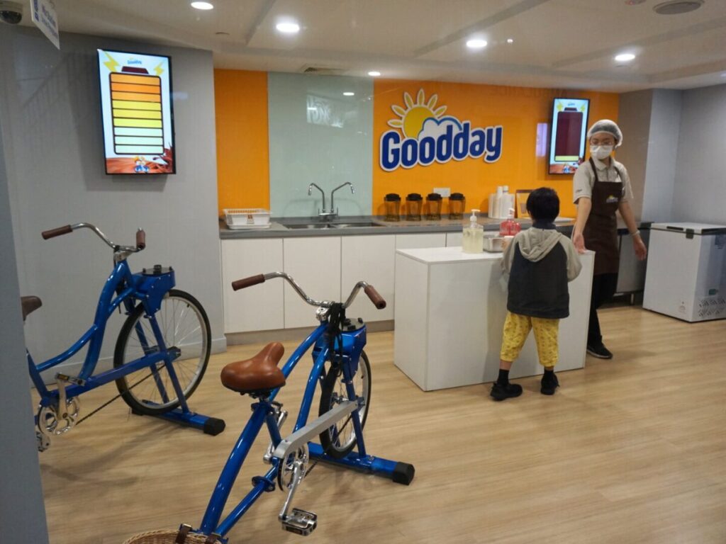 マレーシアのキッザニアクアラルンプールのGooddayの自家発電シェイク