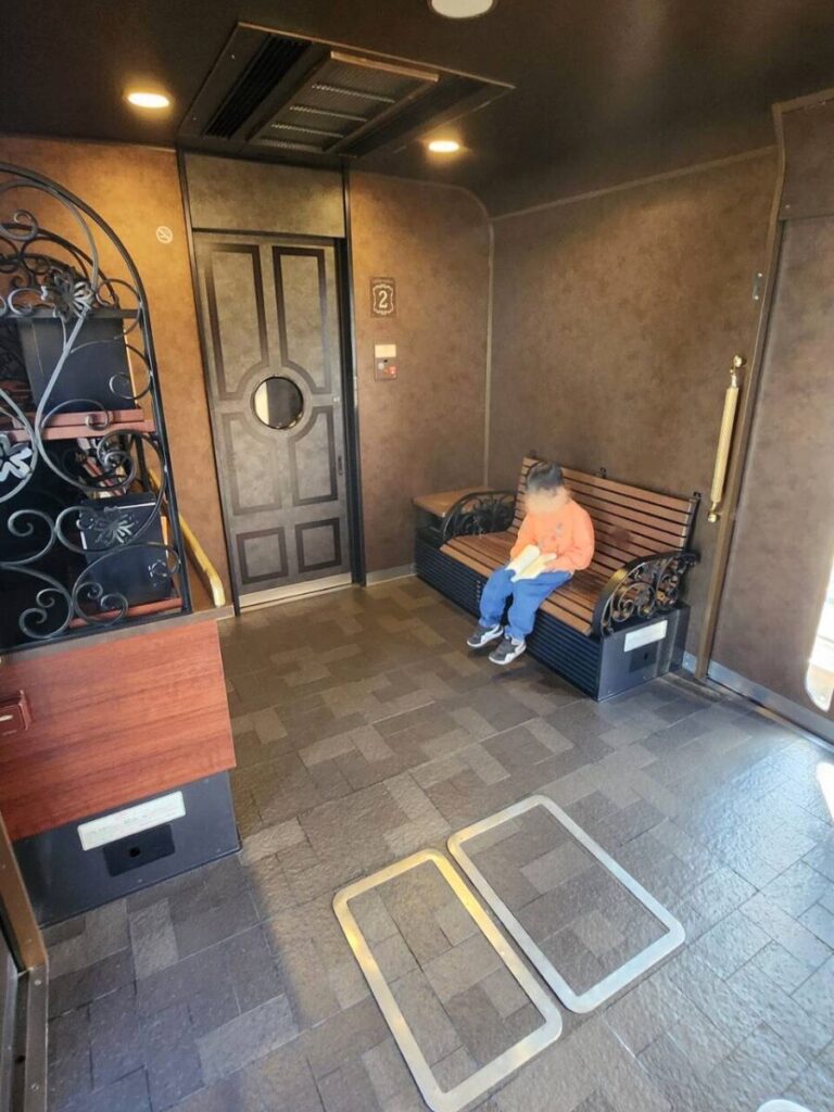 青の交響曲車内のライブラリー