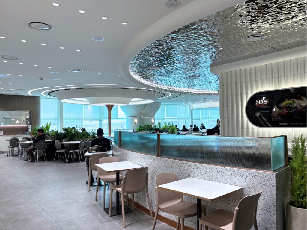 仁川空港第2ターミナルのフードコート（PLE：EATING3）の雰囲気