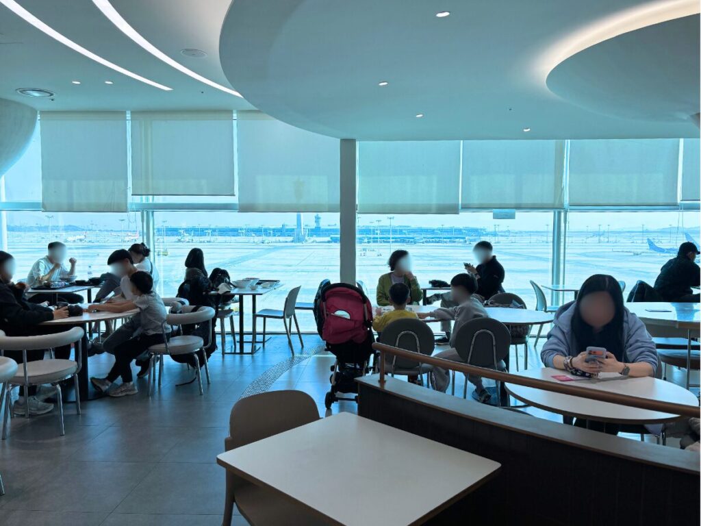 仁川空港第2ターミナルのフードコート（PLE：EATING3）からは飛行機を眺めることができます
