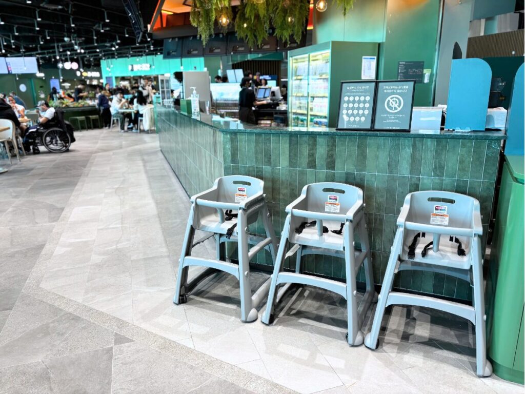 仁川空港第2ターミナルのフードコートのキッズチェア