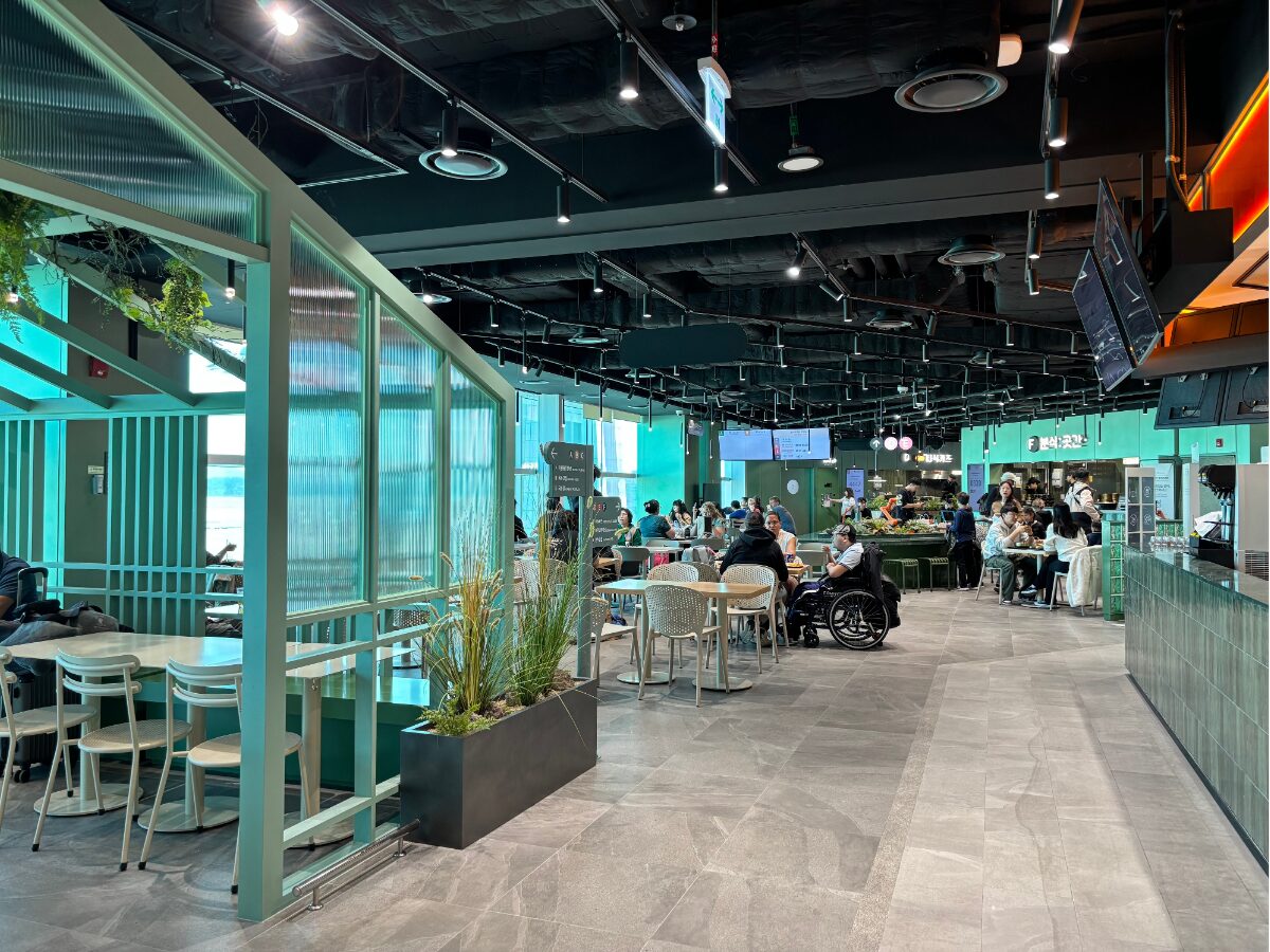 広々とした仁川空港第2ターミナルのフードコート