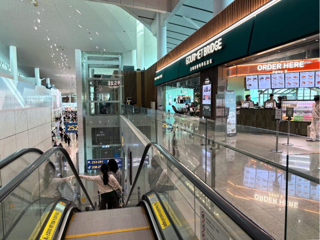 仁川空港第2ターミナルのフードコート（Gourmet Bridge