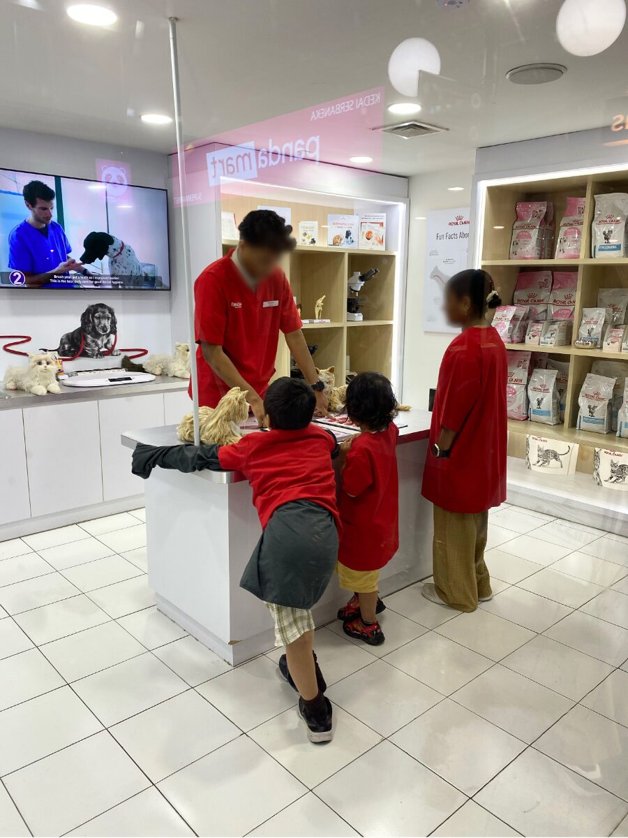 マレーシアのキッザニアクアラルンプールでのペットケア