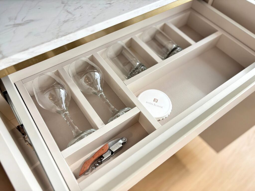 ホテルエリエナ(HOTEL ELIENA)客室のワイングラス