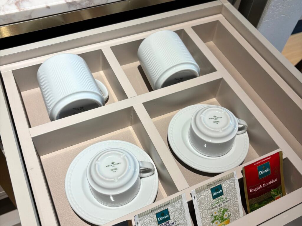 ホテルエリエナ(HOTEL ELIENA)客室のマグカップとティーセット