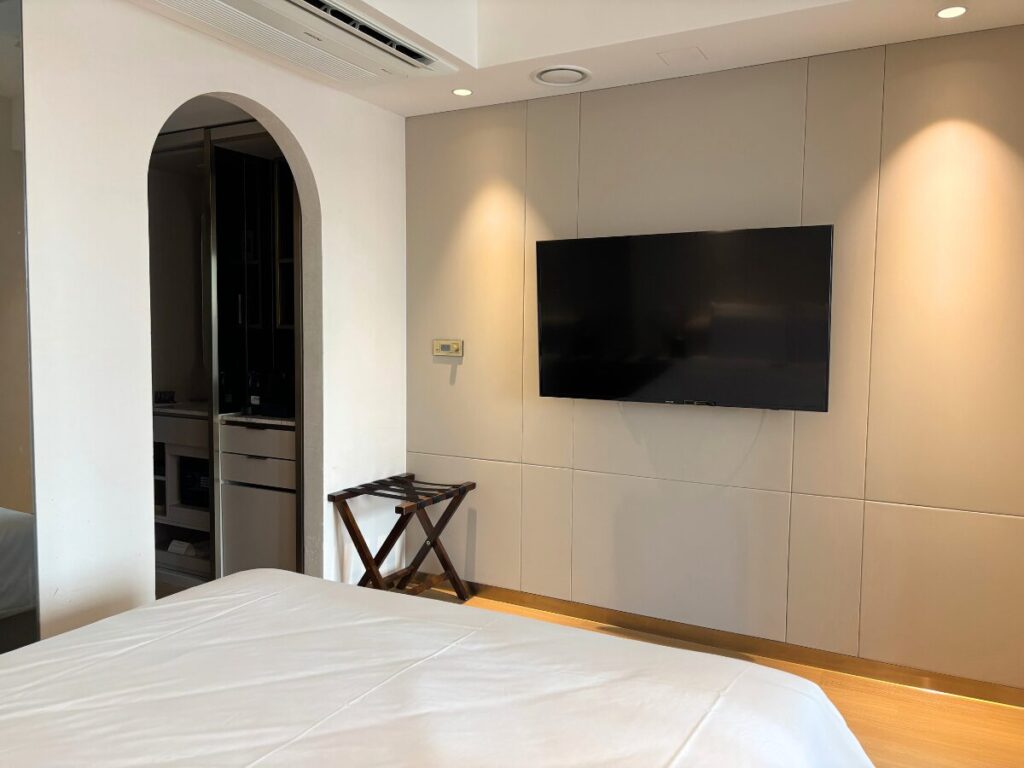 ホテルエリエナ(HOTEL ELIENA)の客室のテレビ