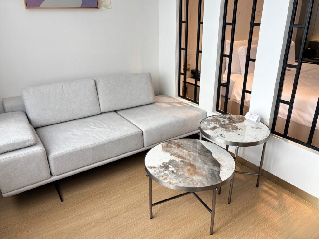 ホテルエリエナ(HOTEL ELIENA)ブティックルームのリビングスペース