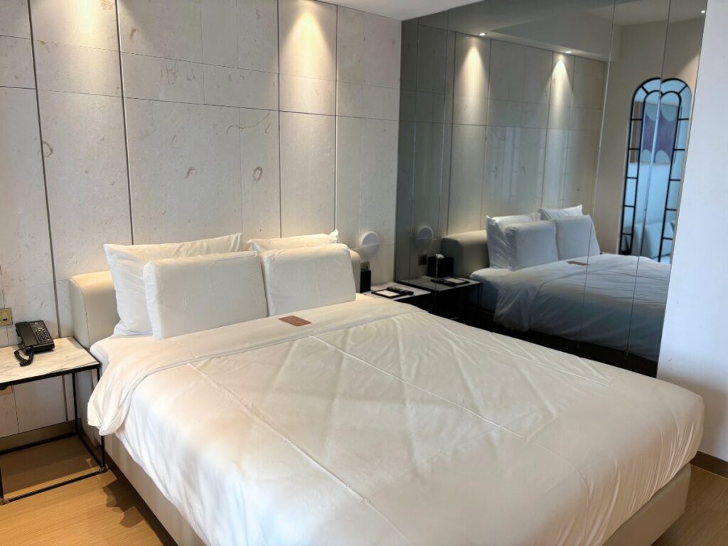 ホテルエリエナ(HOTEL ELIENA)ブティックルームのベッド