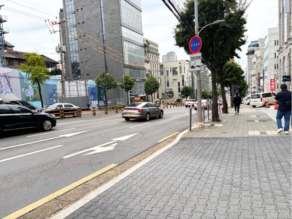 オンジュ駅までの坂(ホテルエリエナ(HOTEL ELIENA)