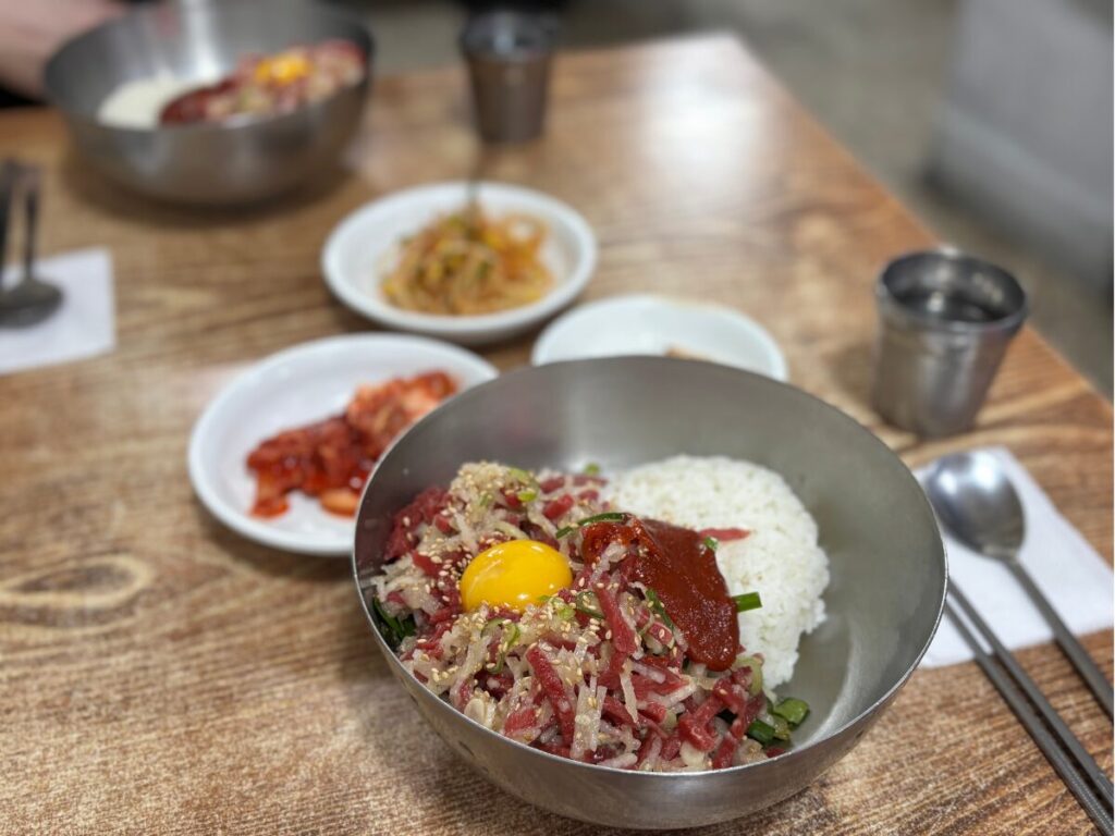 百済精肉店のユッケビビンバ