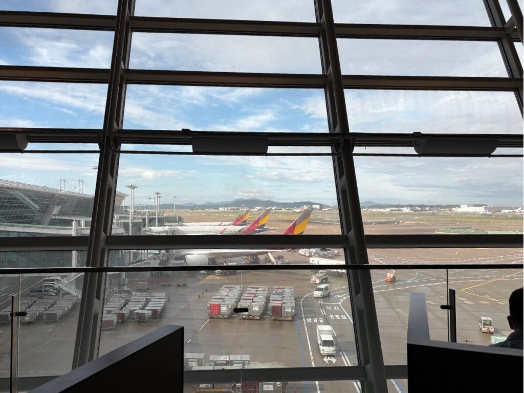 仁川空港アシアナビジネスラウンジから見える飛行機