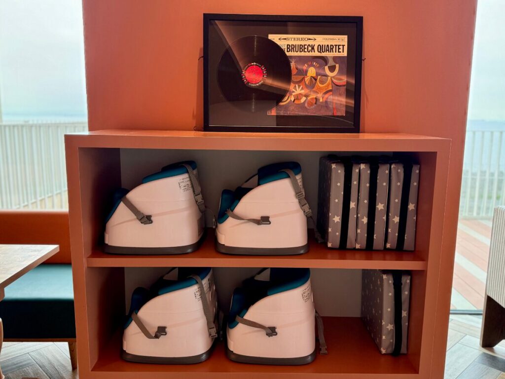 1955東京ベイレストランのキッズチェア