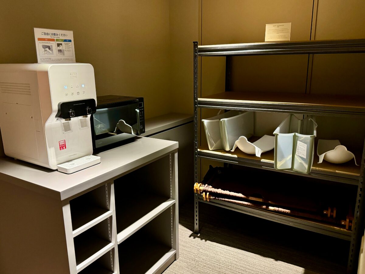 1955東京ベイのサービスルーム内の電子レンジなど