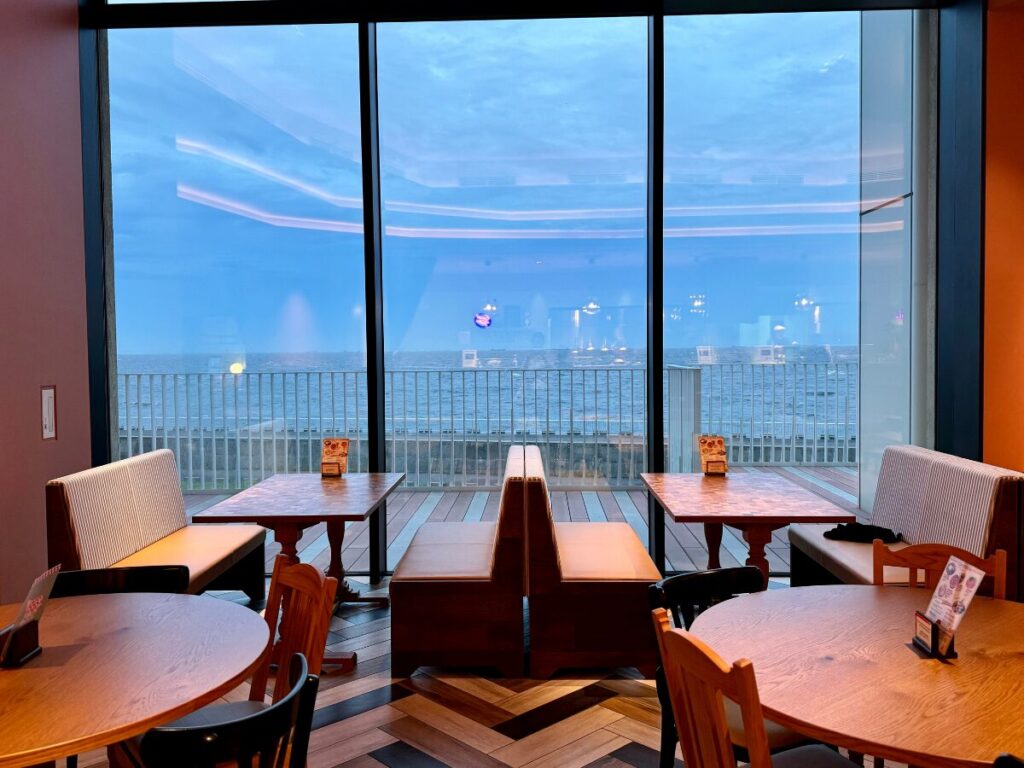 星野リゾート1955東京ベイのカフェテリア