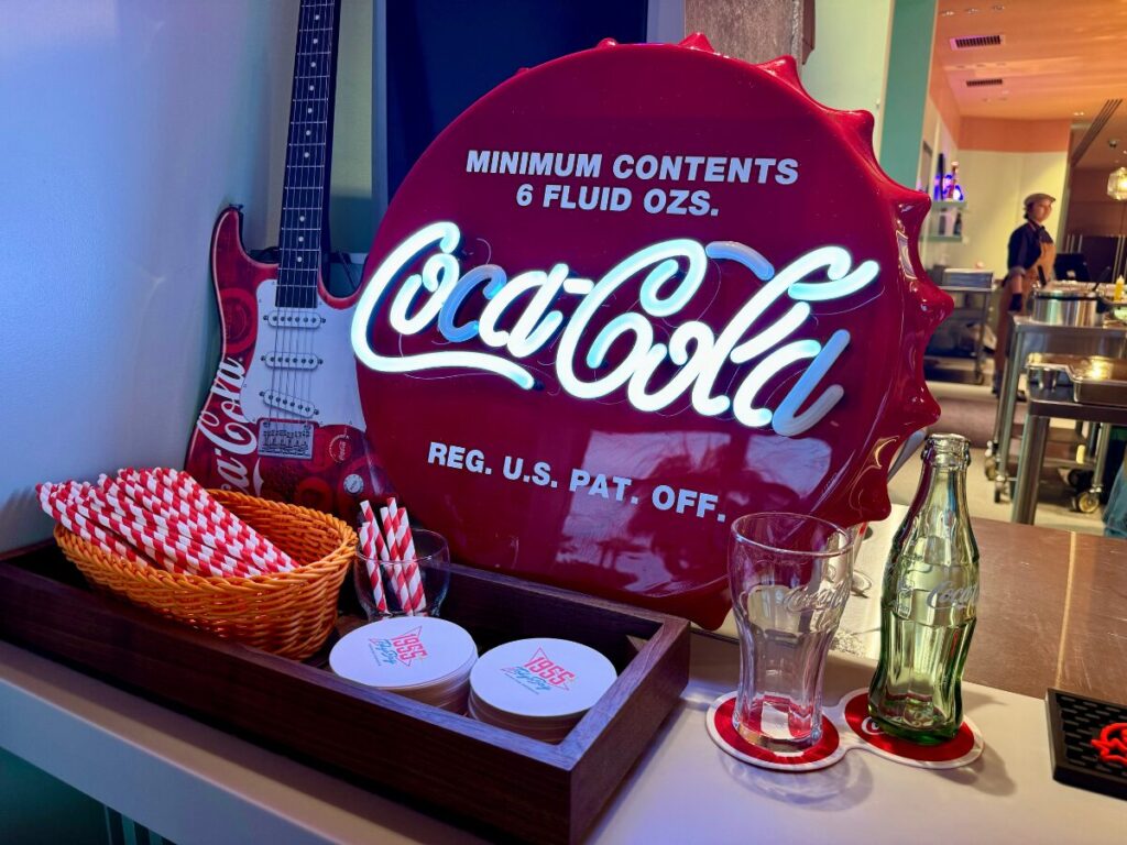 星野リゾート1955東京ベイのカフェテリア