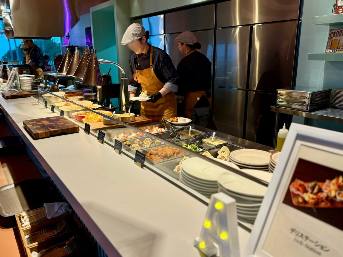 星野リゾート1955東京ベイのカフェテリア